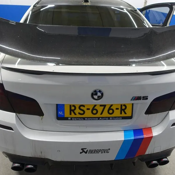 Haal een agressief gevleugelde BMW M5 bij Domeinen 