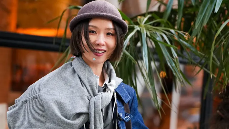 Vrouw met stijlvolle look.