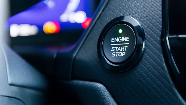 Het start-stopsysteem in je auto: irritant trucje of serieuze geldbesparing?