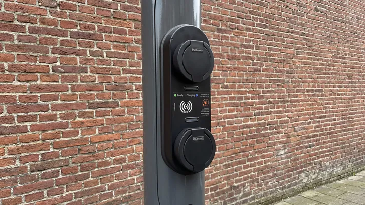 Veel mensen weten niet waar dit mysterieuze apparaat op lantaarnpalen voor dient