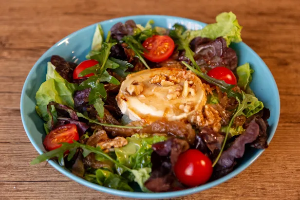Salade met warme geitenkaas en suikerbrood