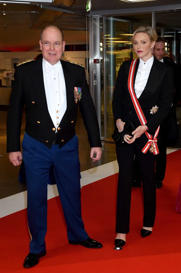 Charlene outfits Monaco Grand Prix 2026: vergelijking met Fête Nationale 2019, waar Charlene in een rokkostuum verscheen.