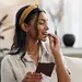 vrouw eet chocolade - puistjes