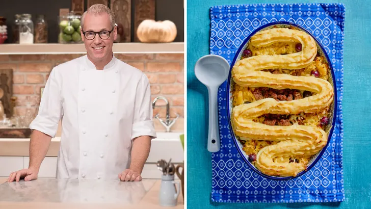 Ovenschotel met zuurkool, ananas en rundergehakt van Rudolph van Veen. Tweeluik foto's: links Rudolph van Veen in de keuken, rechts de zuuurkoolschotel op een blauwe ondergrond.