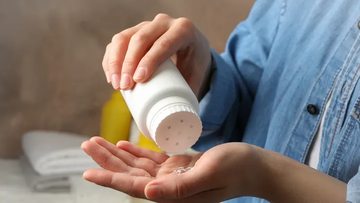 Dat potje talkpoeder in je kast kan 8 verrassende dingen doen