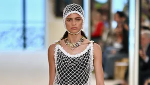 Chanel presenteert gloednieuwe Cruise-collectie op de plek waar het allemaal begon: Biarritz