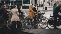 mensen op fietsen