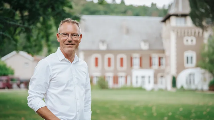 Illya voor zijn kasteel