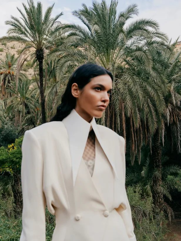 Wollen jasje, zijden/katoenen bloes, mesh jumpsuit: Louis Vuitton