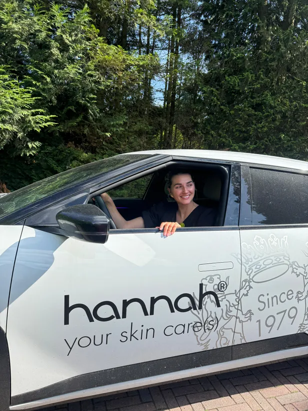 Denise Speelman in de branded auto van hannah 