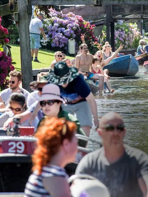 Gekkenhuis Giethoorn - Overstroomd door het bootjesvolk