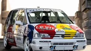 Gooi een motor in de legendarische Peugeot 806 Procar