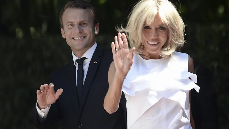 Brigitte Macron gekleed in de kleuren van de Franse vlag