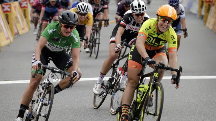 Chloe Hosking wint in Ladies Tour of Norway na bizarre slotfase; Marianne Vos nieuwe leider