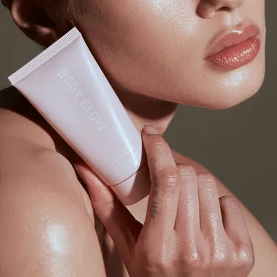 Kylie-Cosmetics---Body-Glow-model-3