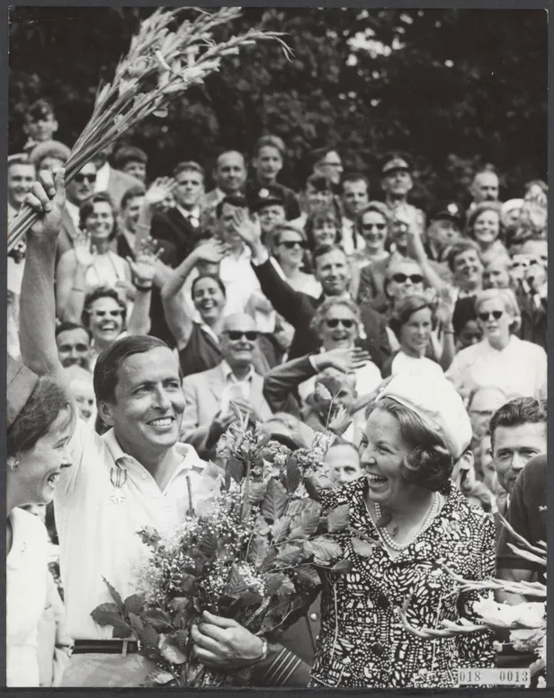 Prins Claus en prinses Beatrix op de Via Gladiola bij het einde van de Nijmeegse Vierdaagse, juli 1967.