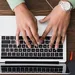 Een vrouw typende op een laptop