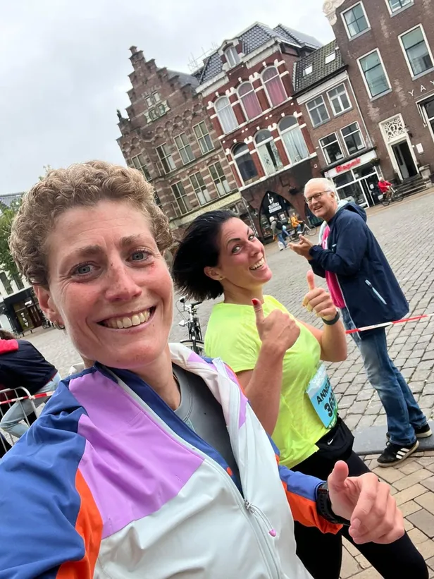 Annelies en haar zus tijdens de halve marathon in Groningen 