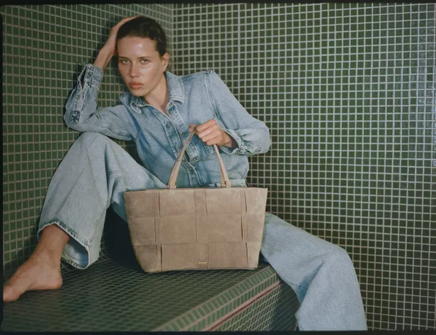 The Florence in licht-taupe van Demellier London.