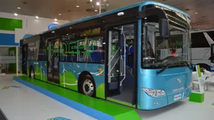 Chinese King Long-hybridebus tijdens een internationale voertuigbeurs