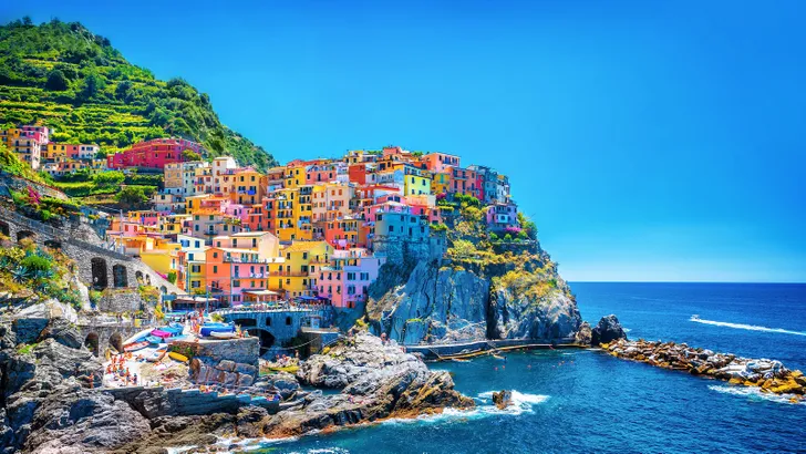 Foto van één van de kleurrijke dorpjes in de bergen van Cinque Terre, Italië.