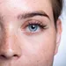 Hangende oogleden? Met deze trucs van een visagist lift je ze direct