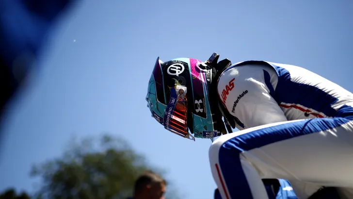Pijnlijk: Haas monteur vergeet wiel Mick Schumacher
