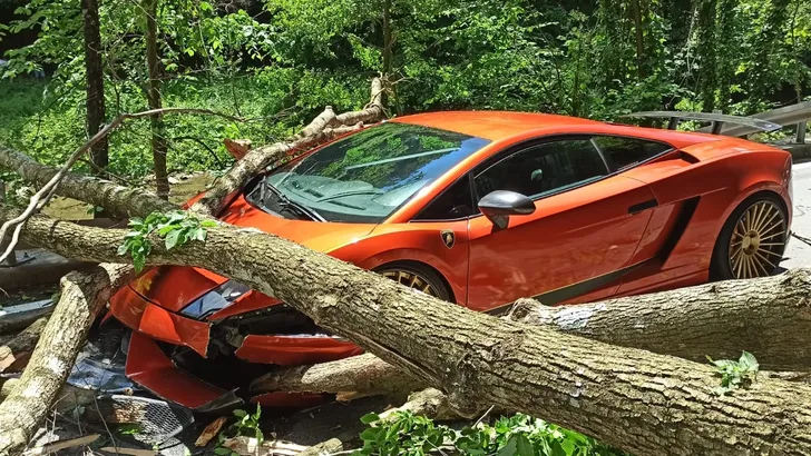 Pijnlijk! Lamborghini kopt boom in Oostenrijk