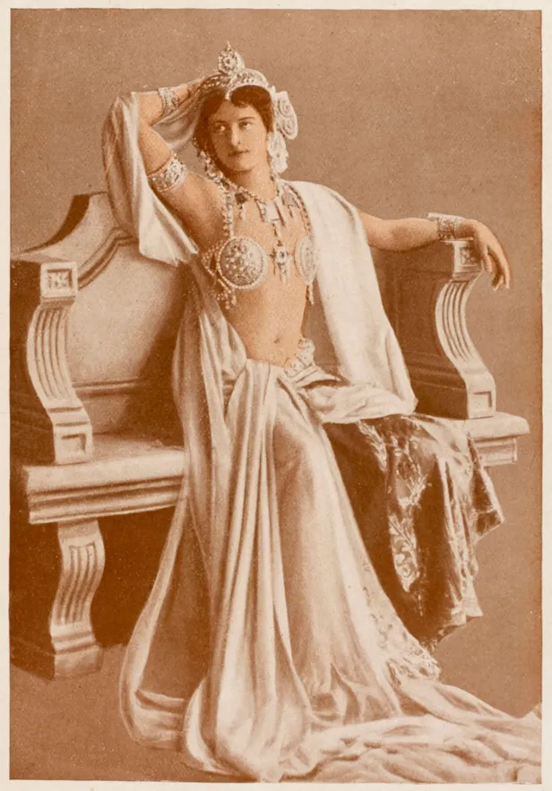 Mata Hari in haar exotische danskostuum