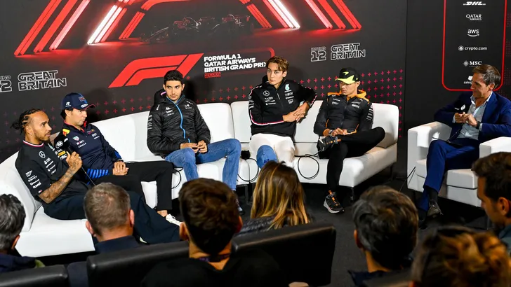 De coureurs van de Formule 1 bij een persconferentie. De discussie over de snelste ronde laaide in dit weekend weer op.