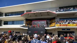 Fans renden de baan op na afloop van de Grand Prix van de Verenigde Staten. De organisatie heeft er een flinke boete voor gekregen.