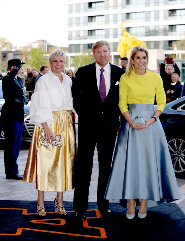 Koningin Máxima in haar favoriete Natan-rok bij het Koningsdagconcert 2024 in Emmen.