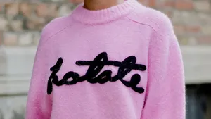 Comfy meets girly: In dit roze huispak van HEMA wil je de hele winter wonen