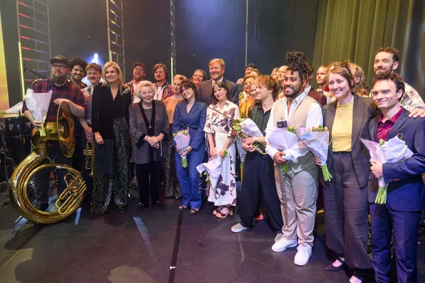Natuurijk werd er even geposeerd met de aanwezige muzikanten en talenten. (Beeld: NL Beeld)