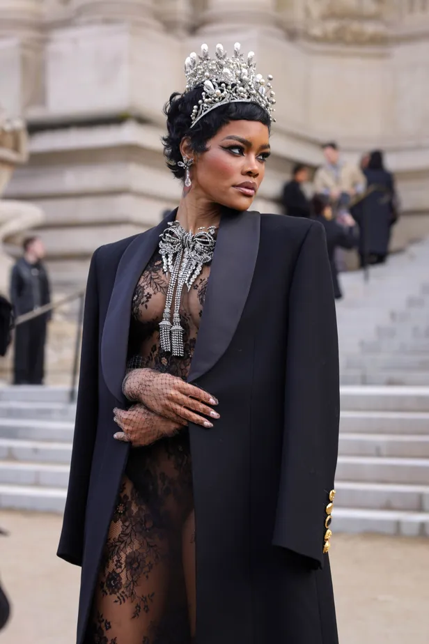 Gestolen tiara keizerin Eugénie: Teyana Taylor met een replica van de tiara bij Paris Fashion Week in januari 2026.
