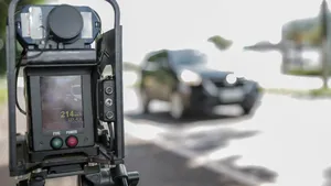 214km/u waar je 70 mag: waarom je in Nederland niet wegkomt met 'alleen' je rijbewijs inleveren