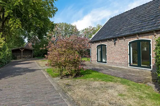 Het stookhok en een deel van de tuin