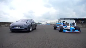 VIDEO: Tesla Model S vs Benetton B197 F1