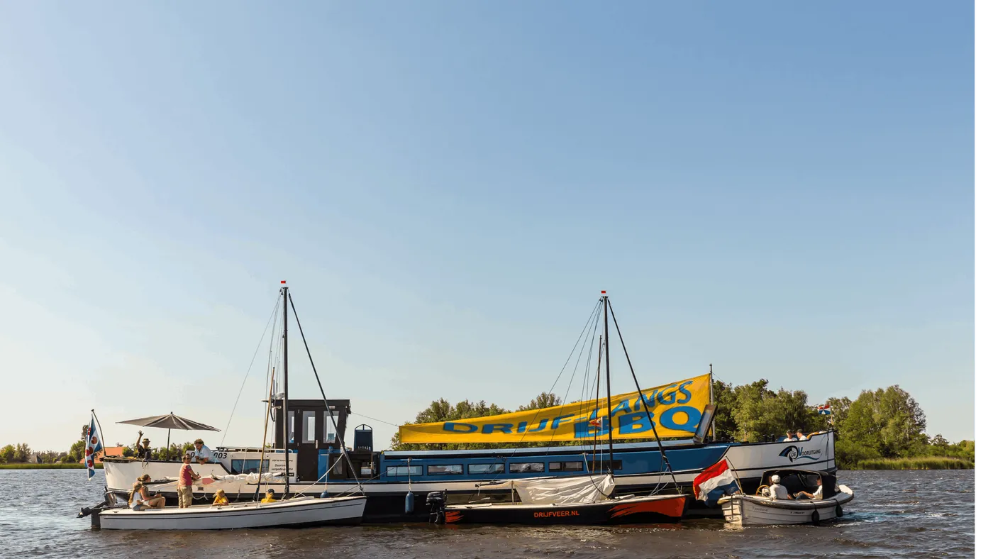 Bootje hamburger - Mee met de barbecueboot in Friesland