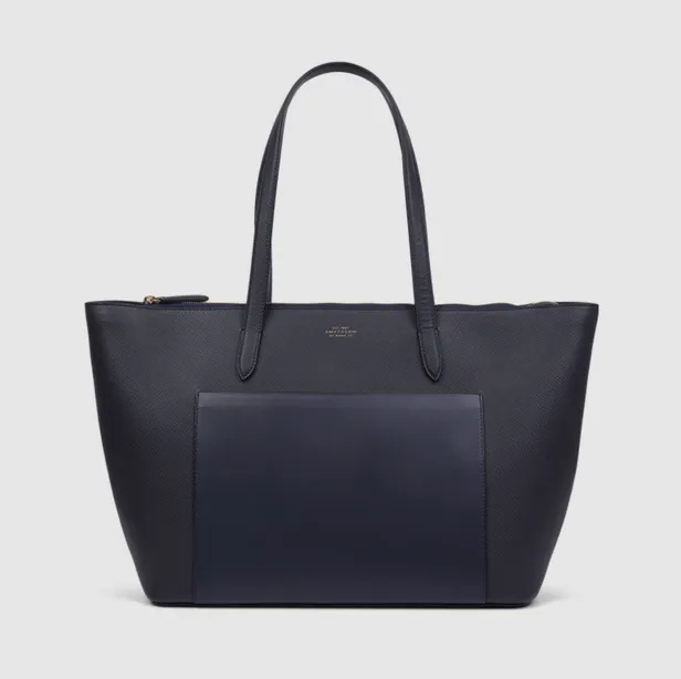 De donkerblauwe Smythson Panama East-West Zip Tote