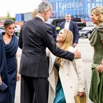 Zo maak je een koninklijk kniksje. – Foto: prinses Amalia maakt een kniksje of 'kniebuiging' voor koning Felipe tijdens het staatsbezoek van Spanje aan Nederland.