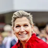 Vandaag is rood! Koningin Máxima in stralend rood tijdens werkbezoek | Nouveau