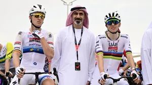 merlier en pogacar staan stil voor de start van een etappe naast een belangrijk persoon uit uae tijdens de uae tour