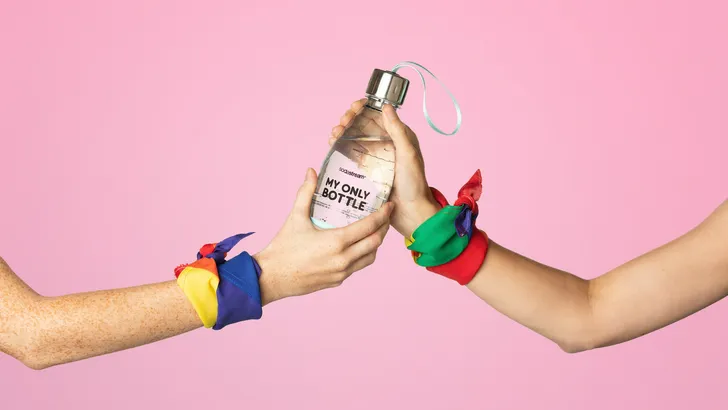 Gay Pride: déze Pride-boot ruimt al het plastic uit de grachten morgen op