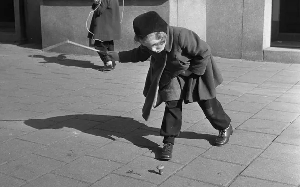Meisje met een tol, 1953
