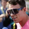 Video | Rigoberto Uran vindt ingenieuze manier om toch te kunnen trainen na breken teen
