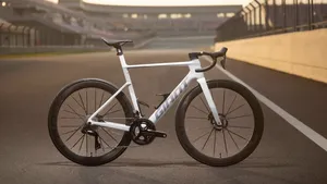 De nieuwe witte Giant Propel Advanced SL 0 (2026) staat op een racecircuit tijdens zonsondergang.