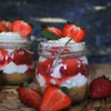 Zomerse kwarktaart in glaasjes met aardbeien en bastogne | Noorderland