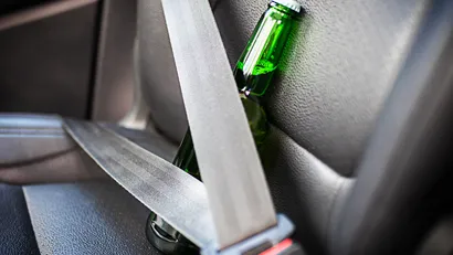 Elke auto heeft een verborgen flessenopener, maar weet jij waar die zit?