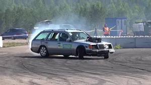 Vette Mercedes W124 met supercharged V12 gaat tekeer